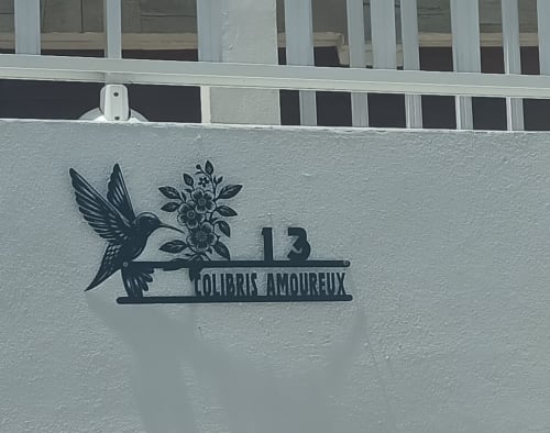 Enseigne métallique décorative colibri pour la chambre d'hôtes Aux Colibris Amoureux, Grand Bourg