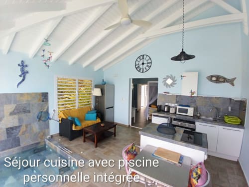 Cuisine loft moderne et séjour avec vue mer aux Colibris Amoureux, équipements inox, ambiance jaune