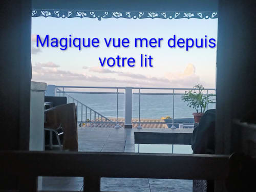 Vue mer depuis le lit Loft Mer à Aux Colibris Amoureux, Grand Bourg - balcon surplombant l'océan