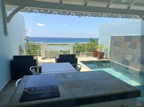 Balcon de l'appartement Loft Mer aux Colibris Amoureux avec piscine privée, vue mer, salon extérieur et horizon des Caraïbes
