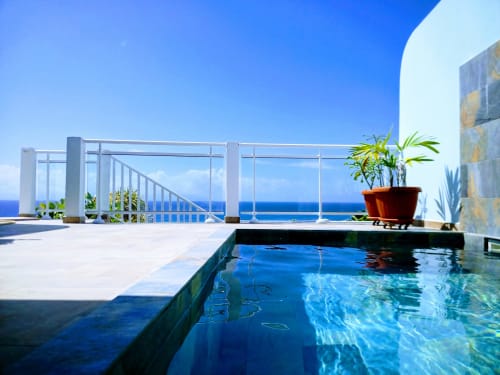 Piscine luxueuse en balcon avec vue sur la Méditerranée aux Colibris Amoureux à Grand Bourg, France