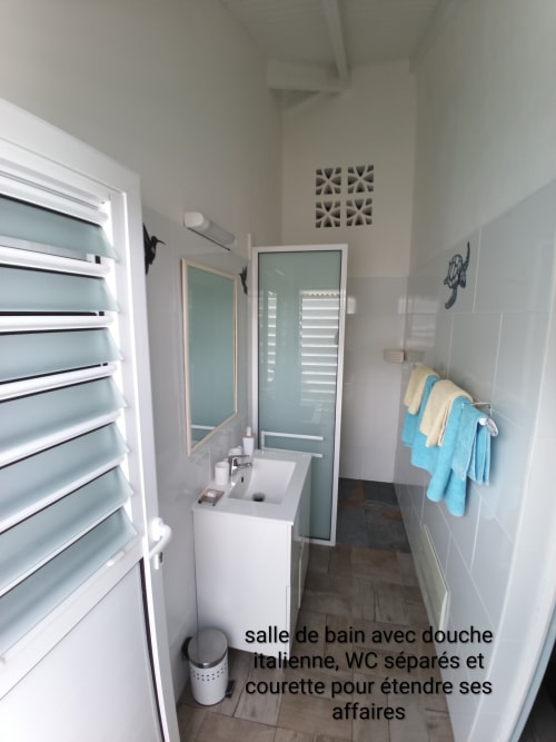 Salle de bain moderne aux Colibris Amoureux avec douche italienne, WC séparé et porte-serviettes à Grand Bourg