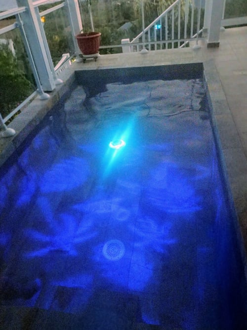 Bain à remous illuminé sur le balcon du Loft Lagon d'Aux Colibris Amoureux, Grand Bourg, avec vue sur la mer