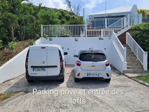 Parking privé et entrée des lofts à Aux Colibris Amoureux, Grand Bourg Guadeloupe