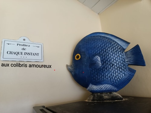 Sculpture de poisson bleu décoratif au loft en bord de mer Aux Colibris Amoureux en Guadeloupe