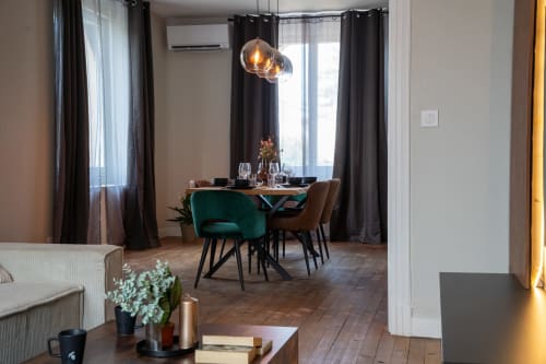 Espace repas Loft Prestige au Le 1 Péraudel Suite & Appts à Castres, mobilier contemporain et vue sur la ville