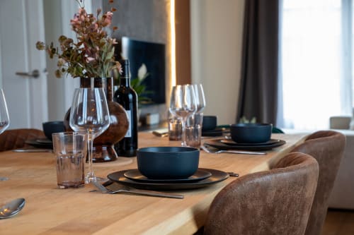 Table élégante avec couverts, verres de vin et fleurs séchées à la Suite Le 1 Péraudel de Castres