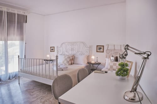 Camera tripla Casa Mia B&B con letto matrimoniale, letto singolo, scrivania con lampada e accesso al balcone in Italia