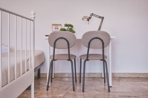 Spazio di lavoro moderno con due sedie grigie e scrivania presso la Casa Mia B&B in Italia