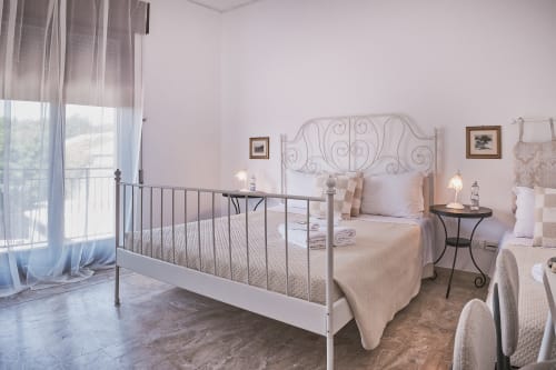 Camera tripla a Casa Mia B&B con letto matrimoniale e singolo, balcone con vista sul mare, comfort moderni