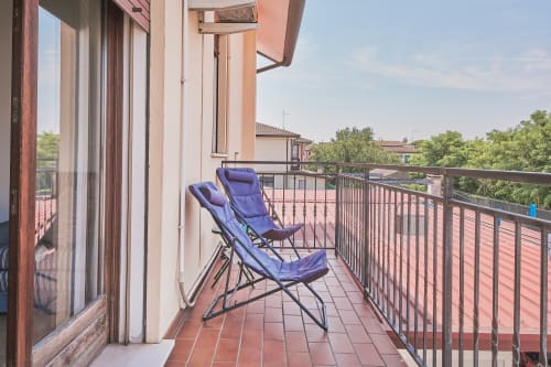 Ampio balcone con due lettini blu che affaccia sul paese italiano presso Casa Mia B&B