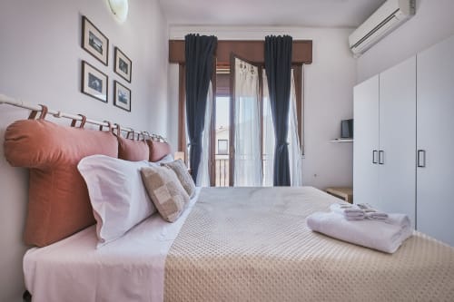 Elegante camera da letto a Casa Mia B&B in Italia con letto matrimoniale, vista balcone, aria condizionata e comfort moderni