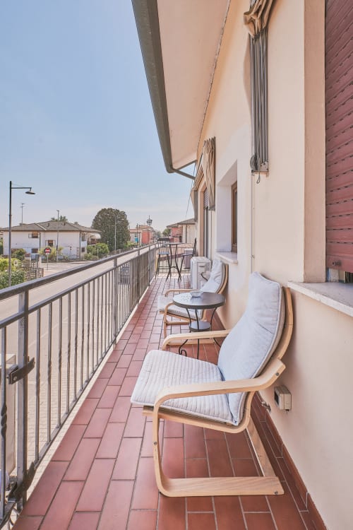 Balcone soleggiato di Casa Mia B&B con sdraio con vista sulla via del paese e gli edifici storici