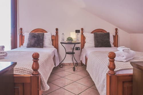 Camera doppia a Casa Mia B&B con letti in legno, vista sulla città, TV, scrivania e bagno in comune nella struttura italiana