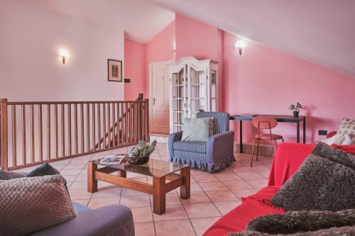 Luminosa camera familiare rosa a Casa Mia B&B in Italia con zona soggiorno, scrivania, armadio e accesso al balcone
