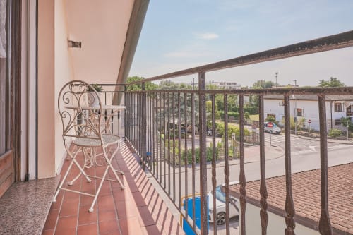 Balcone con sedia ornamentale con vista sul parcheggio e la campagna di Casa Mia B&B, Italia