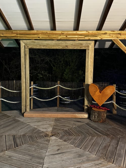 Hall de réception en bois chez Jo'z Le Rêve avec décoration cœur, rampes en corde et vue sur les montagnes aux Anses d'Arlet
