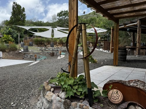 Patio rustique en plein air à Jo'z Le Rêve avec vue montagne, pergolas en bois, parasols et sculptures métalliques artistiques