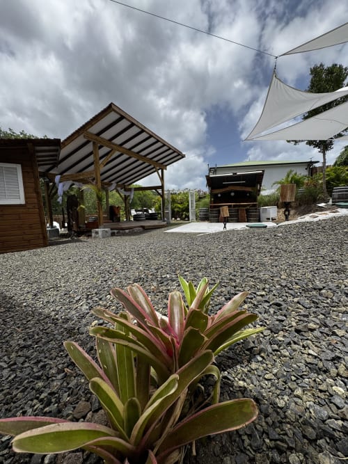 Réception de Jo'z Le Rêve aux Anses d'Arlet avec structures en bois, plantes tropicales et vues sur les montagnes