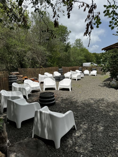 Chaises longues blanches disposées dans l'espace de réception extérieure du Jo'z Le Rêve aux Anses d'Arlet, Martinique