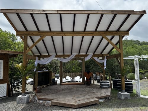 Salle de réception avec pergola en bois et voile d'ombrage à Jo'z Le Rêve aux Anses d'Arlet, Martinique