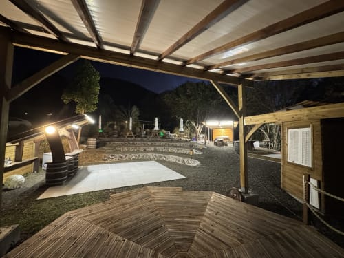 Salle de réception Jo'z Le Rêve la nuit avec pergola en bois, vue sur les montagnes et salon en Martinique