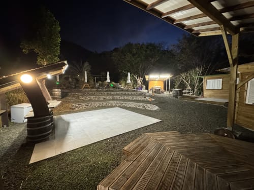 Salle de réception Stellarium au Jo'z Le Rêve aux Anses d'Arlet avec vue nocturne sur les montagnes, sièges en terrasse et ambiance