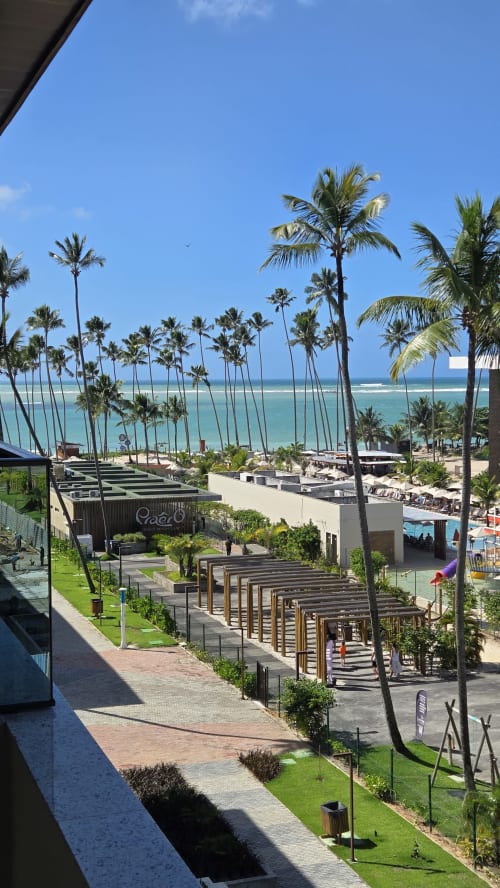 Labedi Apartamentos Maceió com vista para o oceano: resort de praia tropical com coqueiros, água turquesa e estruturas modernas