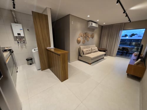 Moderno estúdio no Labedi Apartamentos em Maceió com cozinha, sala, sofá-cama e varanda com vista para o mar