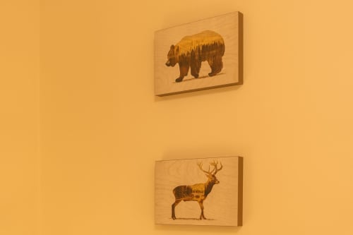 Stampe d'arte in legno con orso e cervo su parete gialla presso Le Alpi bed & living a Cividate Camuno