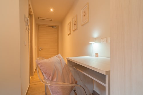 Accogliente camera studio presso Le Alpi bed & living a Cividate Camuno con scrivania, sedia e porta in legno