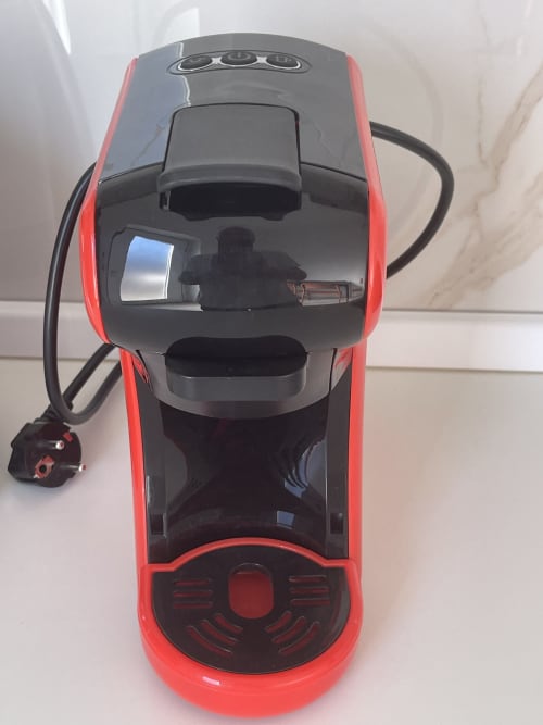 Macchina da caffè rossa e nera a cialde con cavo di alimentazione negli Appartamenti Rigiariloo Home a Termoli