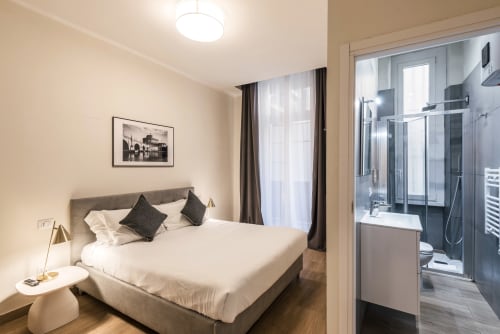 Camera moderna in Flavia's Holiday Home a Roma con letto queen, bagno privato e arredi contemporanei
