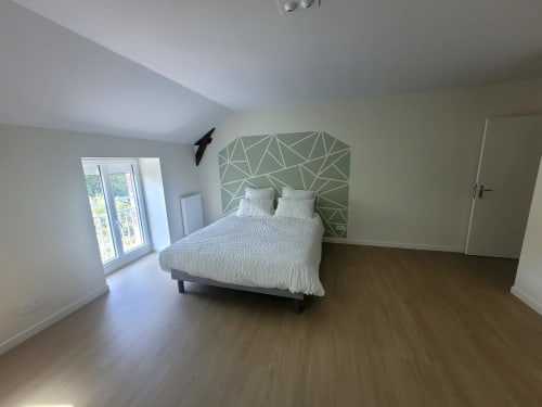 Chambre moderne aux Chambres d'hôtes Le Clos de la Touche avec tête de lit géométrique, literie blanche, parquet et jardin