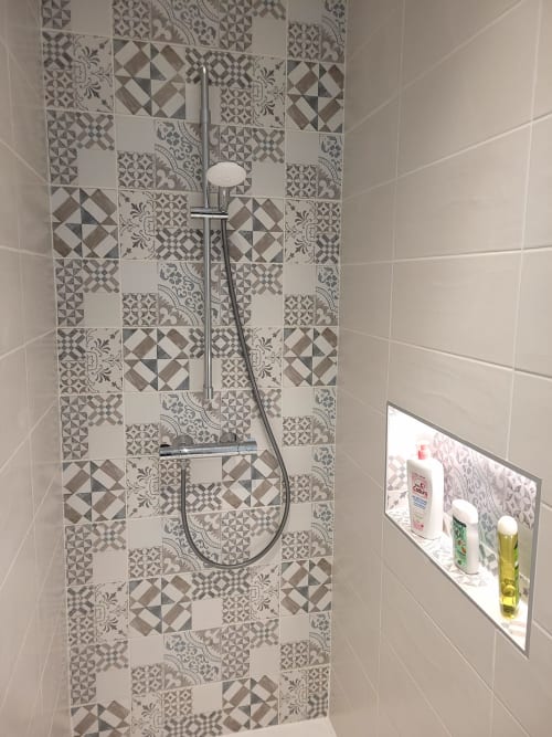 Douche moderne avec carrelage géométrique décoratif à La Chambre d'hôtes Le Clos de la Touche à Cheillé, France