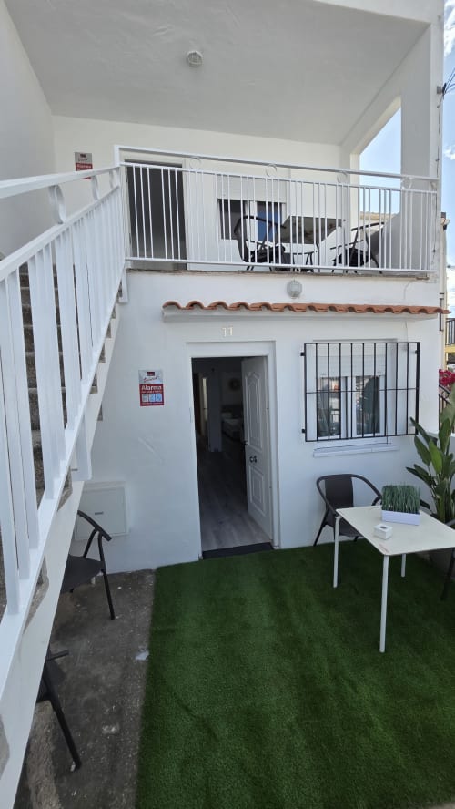 Terraza superior de bungaló frente al mar en Benicàssim con barandilla blanca, área de patio amueblada y vistas al mar