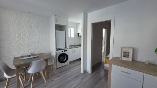 Cocina y comedor modernos en Monica Socarici, Benicàssim con lavadora y mesa de madera