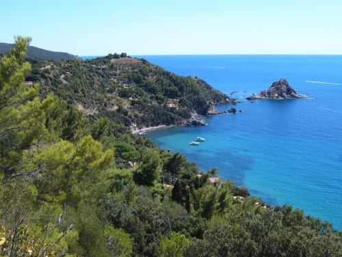 Vista dei precipizi costieri con acque turchesi del Mediterraneo vicino al B&B Il Poggio di Musignano a Canino, Italia