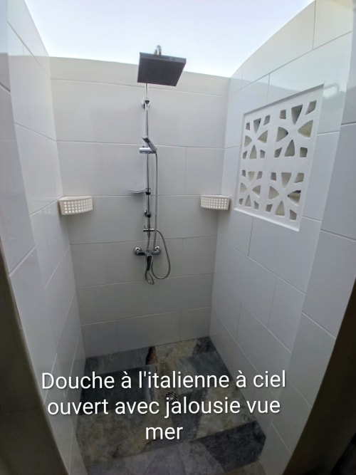 Douche extérieure avec sanitaires italiens et vue mer, jalousies à Aux Colibris Amoureux, Grand Bourg