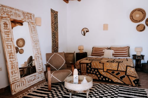 Chambre d'inspiration ethnique à l'Eucalyptus Hotel Essaouira avec motifs géométriques, mobilier en bois et décoration traditionnelle