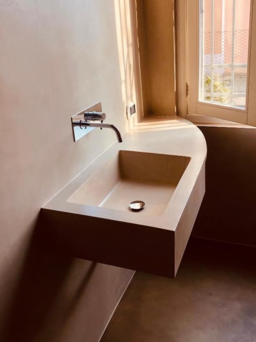 Moderno lavabo in marmo bianco con rubinetto a parete nella Deluxe Triple Room di Casa Città, Brescia