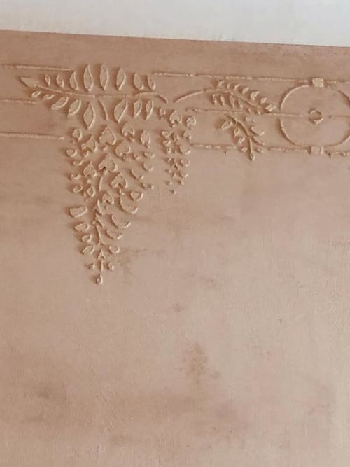 Decorazione in stucco con motivi botanici di felci sul soffitto della Casa Città B&B a Brescia