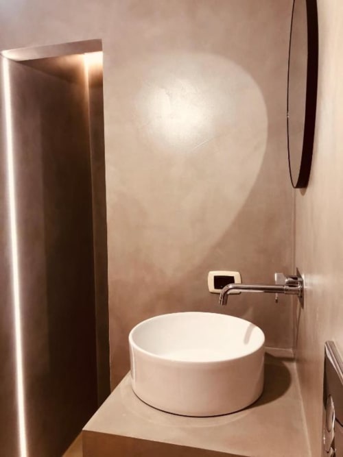 Bagno moderno di Casa Città Brescia con lavabo a bacinella bianca, rubinetto a parete e illuminazione ambientale