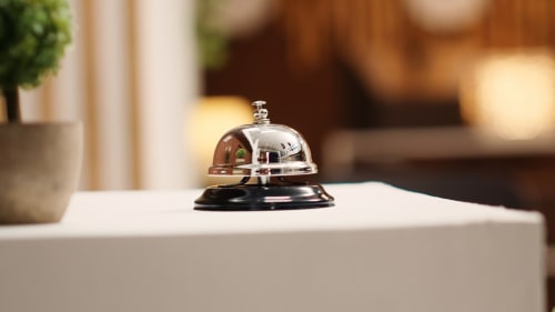 Clochette de service brillante sur le bureau blanc de la villa Puccinelli, villa d'hôtes à Porto-Vecchio