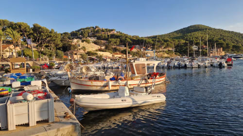 Bateaux amarrés au Port de la Madrague à Saint-Cyr-sur-Mer avec vue sur le village perché
