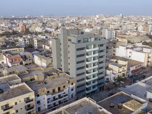 Edificio moderno de color gris en Dakar con vista a la ciudad, propiedad de DakarByDays