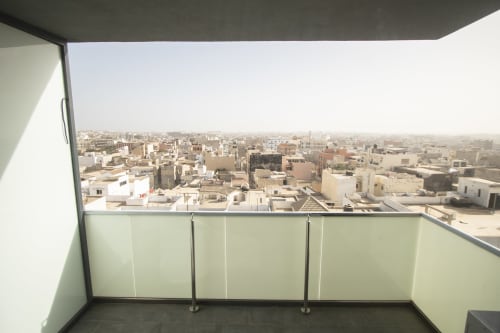 Vista panorámica del horizonte residencial de Dakar desde el balcón del hotel DakarByDays