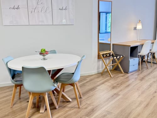 Appartement Premium Bleu au RIA CENTRUM à Aveiro avec table de salle à manger ronde moderne, chaises bleues et bureau de travail