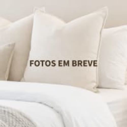 Almofadas brancas na cama da Turismo Rural Herdade da Côrte, casa rural em Tavira
