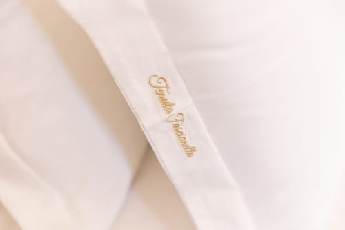 Asciugamano bianco con logo Tenuta Fascianello ricamato in oro presso l'esclusivo hotel Fasano
